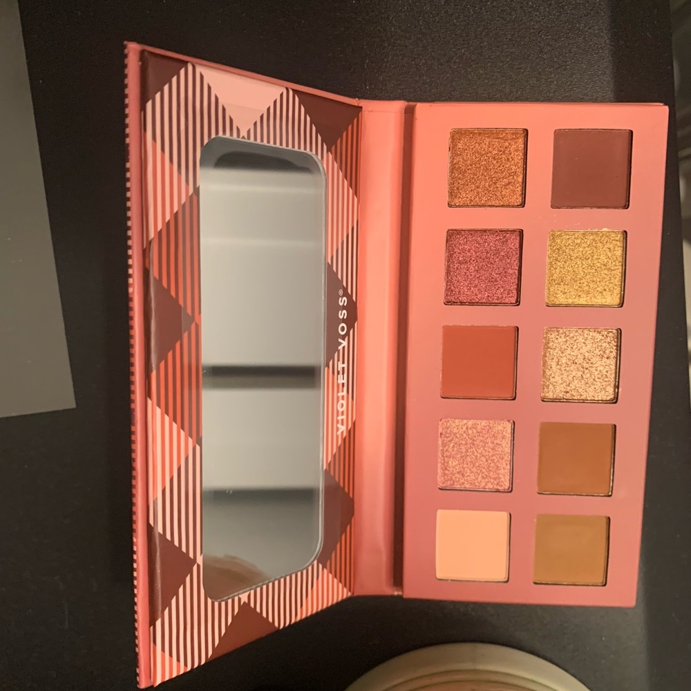 NWT Makeup pouch and 2 eyeshadow palettes